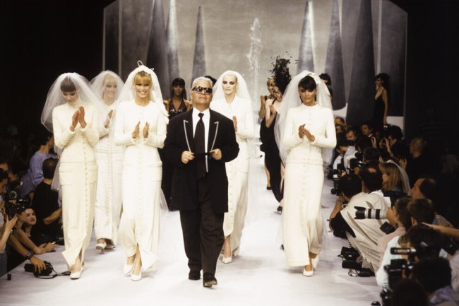 Свадебные платья супермоделей 1990-х на подиуме - «Свадьба»