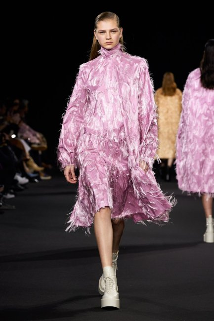 В чем встретить Новый год: платья с перьями - «Модные тенденции»