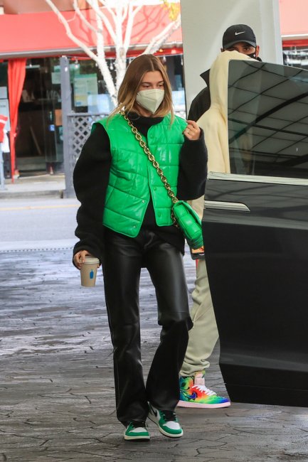 Хейли Бибер показывает как носить модный зеленый цвет - «Уличный стиль»