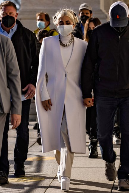 Образ дня: Леди Гага в кейпе Givenchy - «Новости ЦУМ»