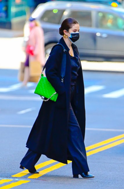 Образ дня: Селена Гомес с новой сумкой Louis Vuitton - «Новости ЦУМ»
