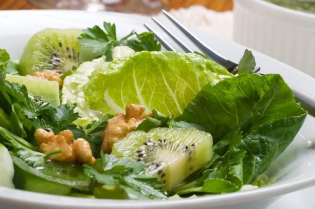 Салат из зелени с орехами и киви - «Женский взгляд»