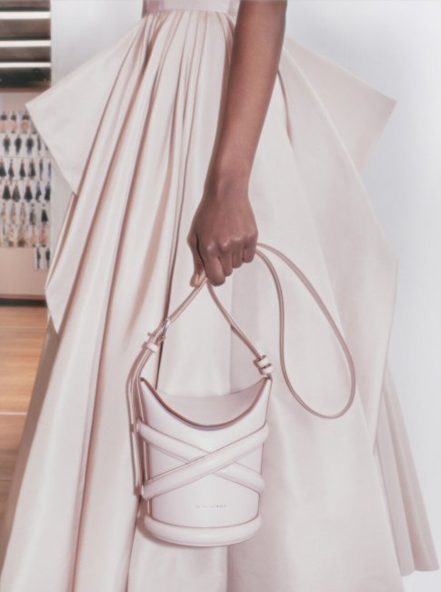 Alexander McQueen выпустили новую сумку The Curve - «Модные бренды»