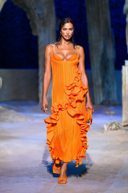 Ода оптимизму: оранжевые платья в коллекциях весна-лето 2021 - «Модные тенденции»