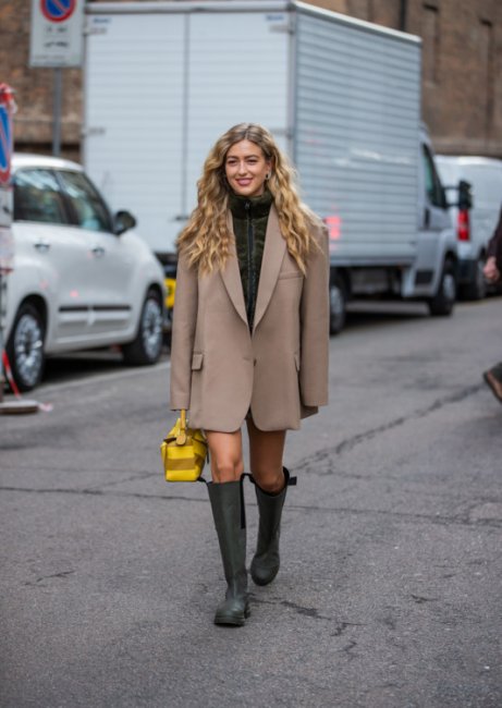 Streetstyle: как модницы носят резиновые сапоги этой весной - «Уличный стиль»