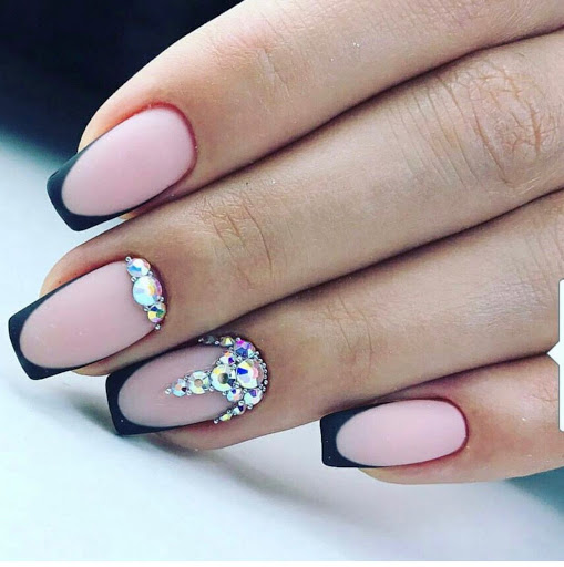 Маникюр со стразами 2022 - модные тенденции: фото, новинки, самый красивый дизайн - «Модные тенденции»