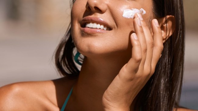 Советы экспертов: как использовать солнцезащитный крем - «Новости красоты»
