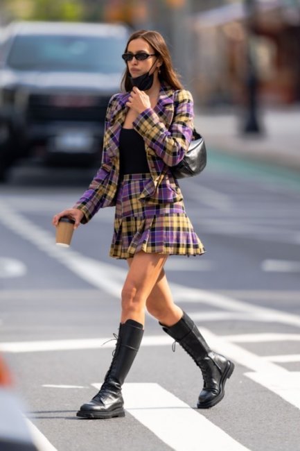 Streetstyle: с чем носить мини-юбки со складками - «Уличный стиль»