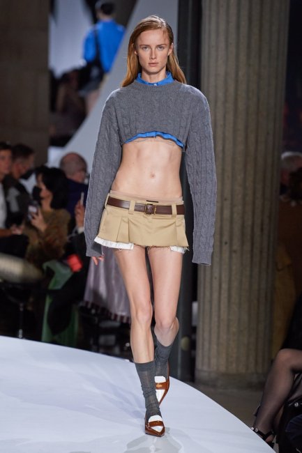 Юбки и брюки с экстремально низкой посадкой в коллекциях весна-лето 2022 - «Модные тенденции»