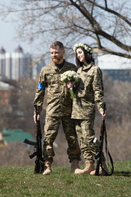 OBERIG дарує обручки захисникам України, які одружуються під час війни - «Модные бренды»