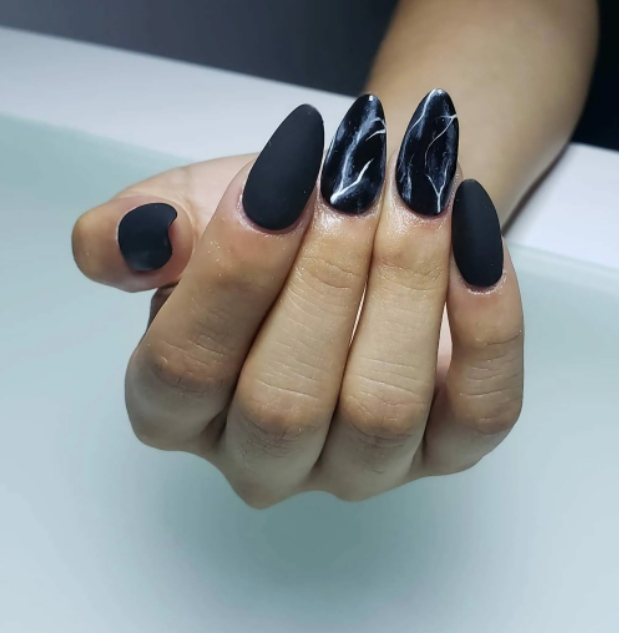 Черный маникюр 2023 - модные тенденции с фото: гель-лак, новинки дизайна с фото - «Модные тенденции»