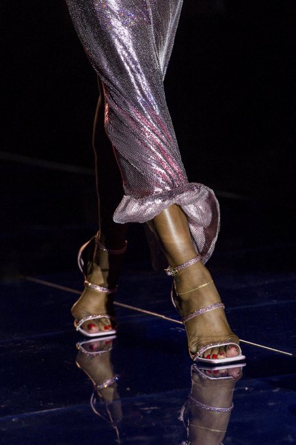 Босоніжки з елегантними ремінцями – модне взуття цього літа - «Новости ЦУМ»