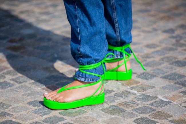 Streetstyle: як носити яскраві босоніжки цього літа - «Уличный стиль»