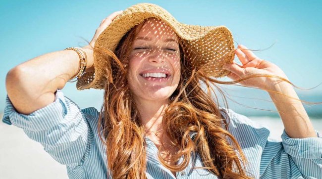Не только шляпа: дерматолог дала советы, как защитить волосы от солнца - «Секреты красоты»