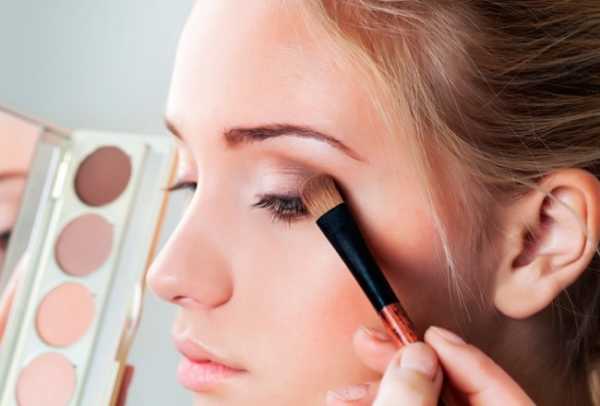 Как поправить макияж? Нанесения рассыпчатых теней - «Красота и Здоровье»