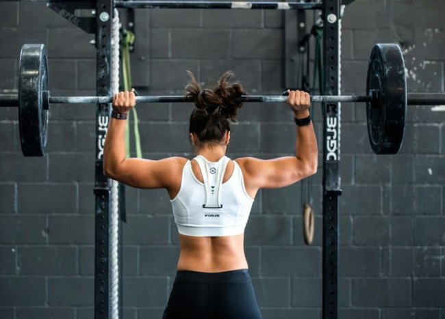 Неженский спорт: почему силовые тренировки особенно нужны женщинам после 40 - «Секреты красоты»