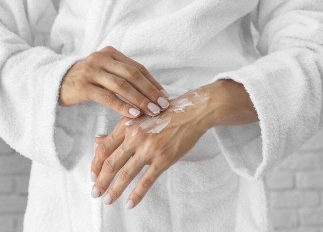 Сухая кожа рук: что делать, если крем не помогает - «Секреты красоты»