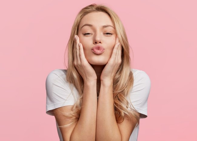 Вы сами это делаете: привычки, которые портят ваши губы - «Секреты красоты»