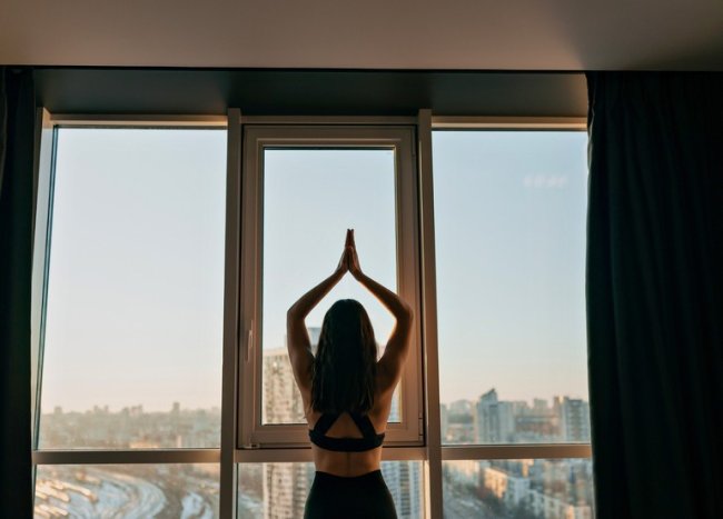 Йога на подоконнике: 5 асан для бодрого утра, когда нет времени на зал - «Секреты красоты»