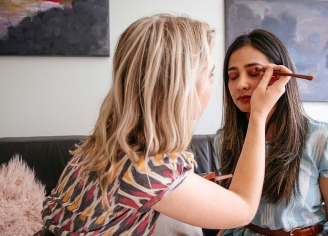 Лицо в кадре: 5 правил безупречного макияжа для фотосессии без визажиста - «Секреты красоты»