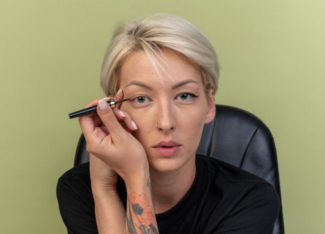 Острый вопрос: рисуем идеальные стрелки за 3 минуты - «Секреты красоты»