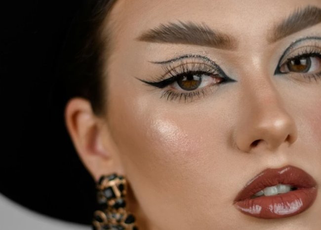 От гранжа к глянцу: новая жизнь черного карандаша для глаз и советы визажиста - «Секреты красоты»