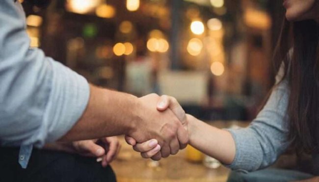 Что означает если парень жмет руку девушке: френдзона или скрытая симпатия? - «Женский взгляд»