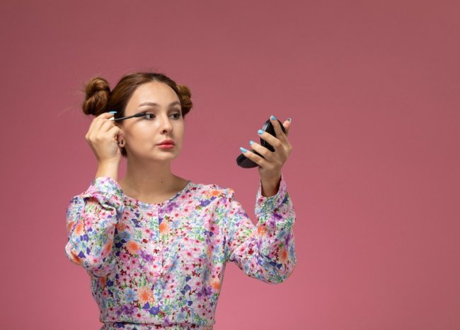 Из 13 в 30: ошибки в макияже, которые визуально добавляют возраст - «Секреты красоты»