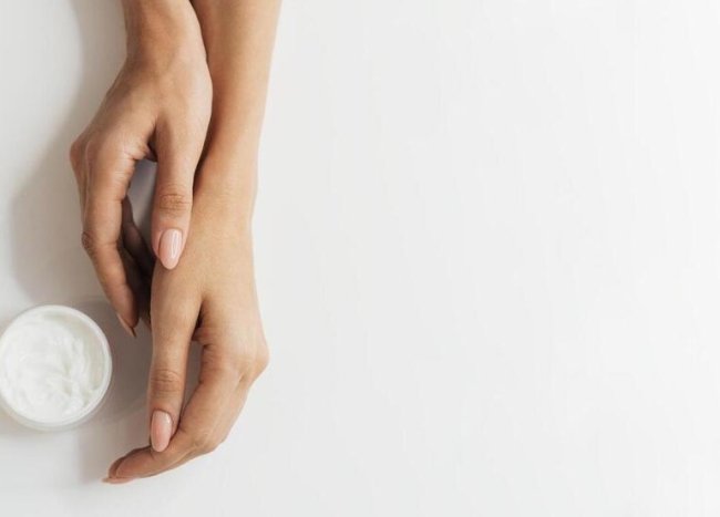 Как ухаживать за кожей рук и ногтями весной: рецепты от сухости и трещин - «Секреты красоты»